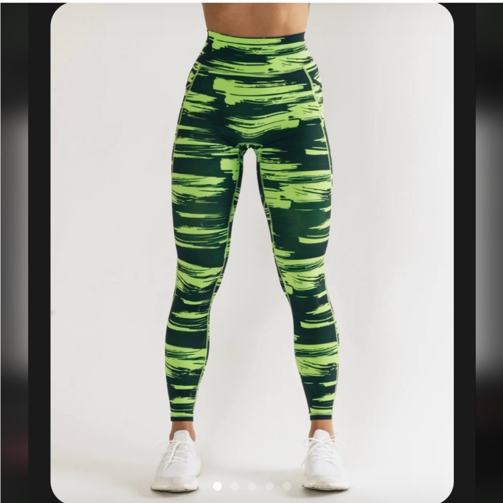 NWT Alphalete XS surface pocket leggings - volt canvas camo